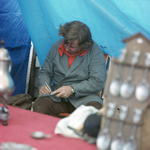 831122 Afbeelding van een tinnengietster op de oude ambachtenmarkt tijdens de jaarmarkt in Cothen die werd gehouden ter ...